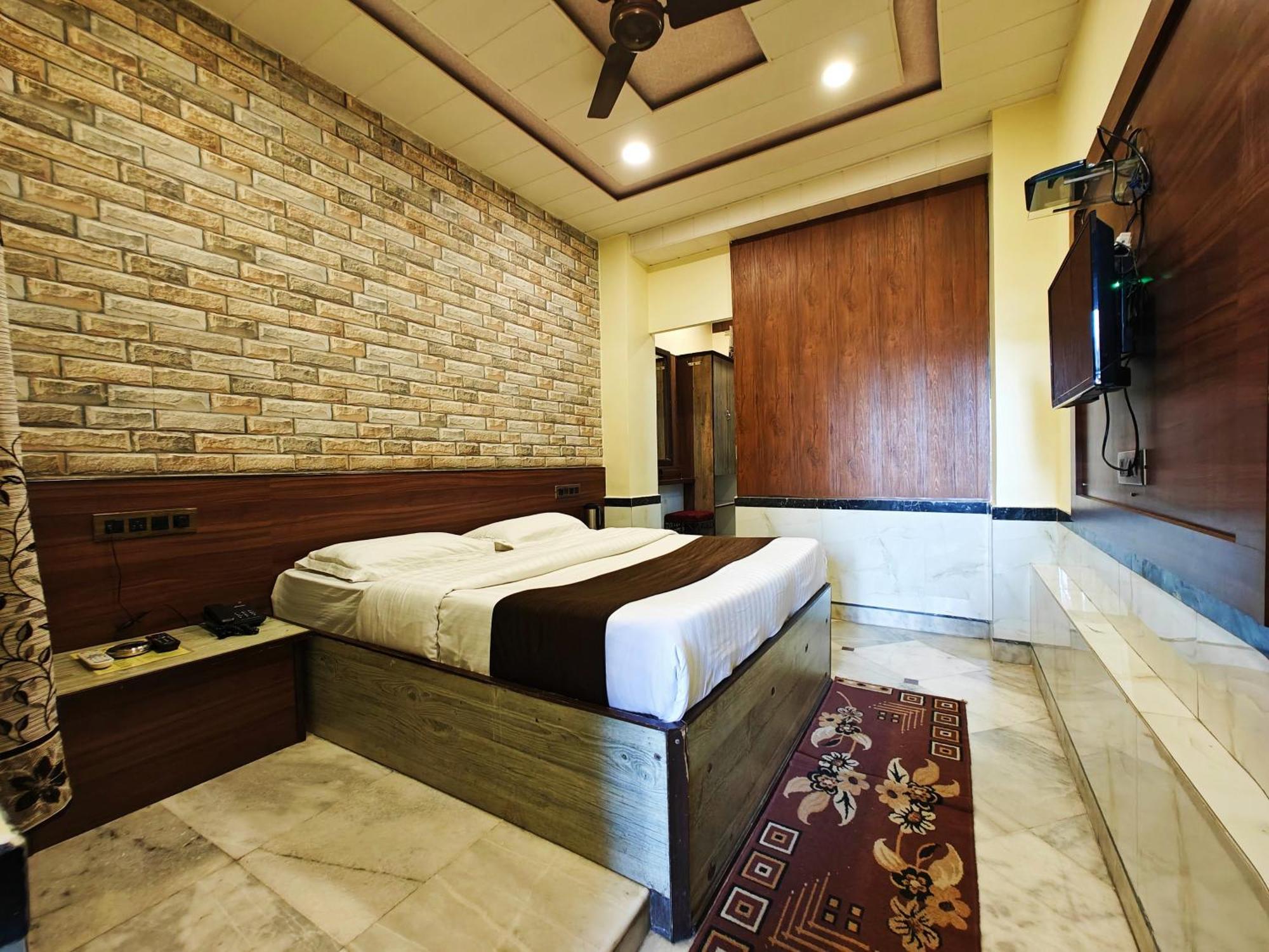 Hotel Saraswati Mount Abu Esterno foto